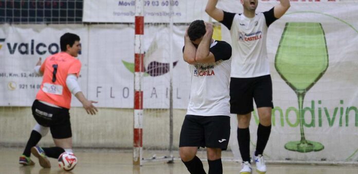 Jugadores del Racing Cuéllar se lamentan tras encajar un gol. | Foto: Gabriel Gómez |