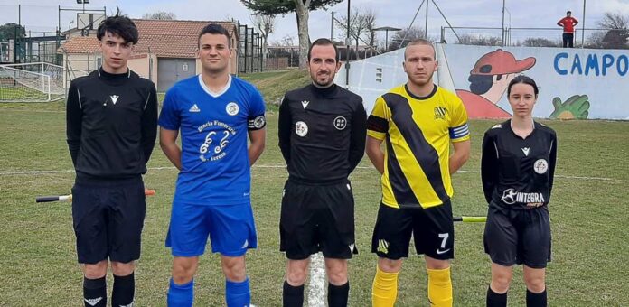 Los capitanes del CD Cuéllar y el Sierra de la Mujer Muerta posan junto al trío arbitral antes del encuentro. | Foto: CD Cuéllar |