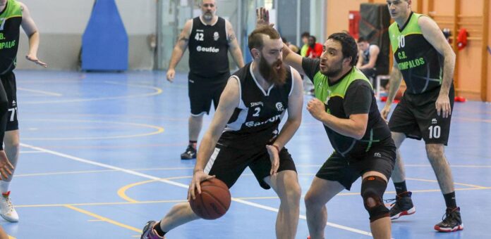 Partido de la Liga Sénior Provincial de entre el Baloncesto Cuéllar y el CB Cantimpalos. | Foto: Gabriel Gómez |