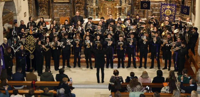 Concierto por el 25 aniversario de la creacionista de la Banda de Cornetas y Tambores de la Cofradía de Nuestro Padre Jesús Nazareno de Cuéllar. | Foto: Gabriel Gómez |