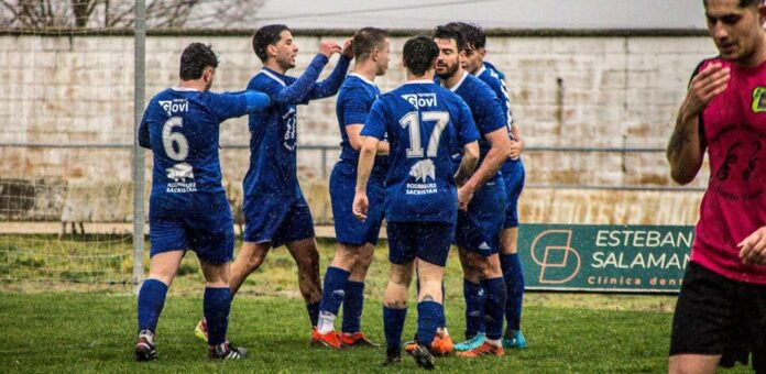 Partido entre el CD Cuéllar y el CP Cantalejo. | Foto: Darío Cachorro |
