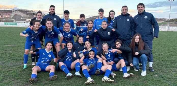 El CD Cuéllar femenino posa tras su triunfo ante el Arlequín. | Foto: Jesús Santana |