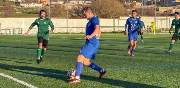 Partido entre El Espinar y el CD Cuéllar en el campo espinariego. | Foto: CD Cuéllar |