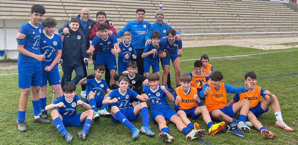 El Infantil B del CD Cuéllar tras su victoria ante la Gimnástica Segoviana D. | Foto: CD Cuéllar |