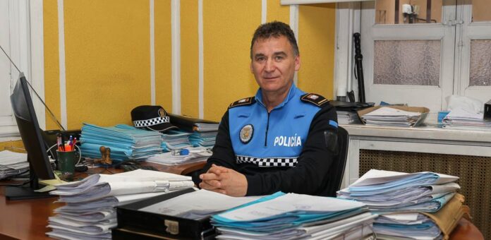 José María Pascual en su despacho de la Policía Local de Cuéllar. | Foto: Gabriel Gómez |