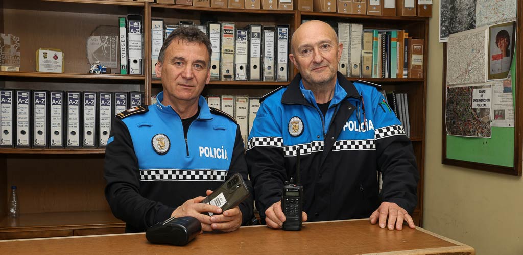 José María Pascual (izquierda) junto a su sustituto al frente del a Policía Local de Cuéllar, Juan Pedro Alonso. | Foto: Gabriel Gómez |
