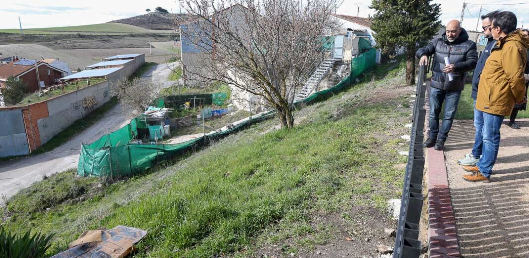 Trabajos dentro del Programa Mixto de Formación y Empleo concedido al Ayuntamiento de Cuéllar para la tercera fase de adecuación del entorno de la iglesia de Santa María de La Cuesta. | Foto: Gabriel Gómez |