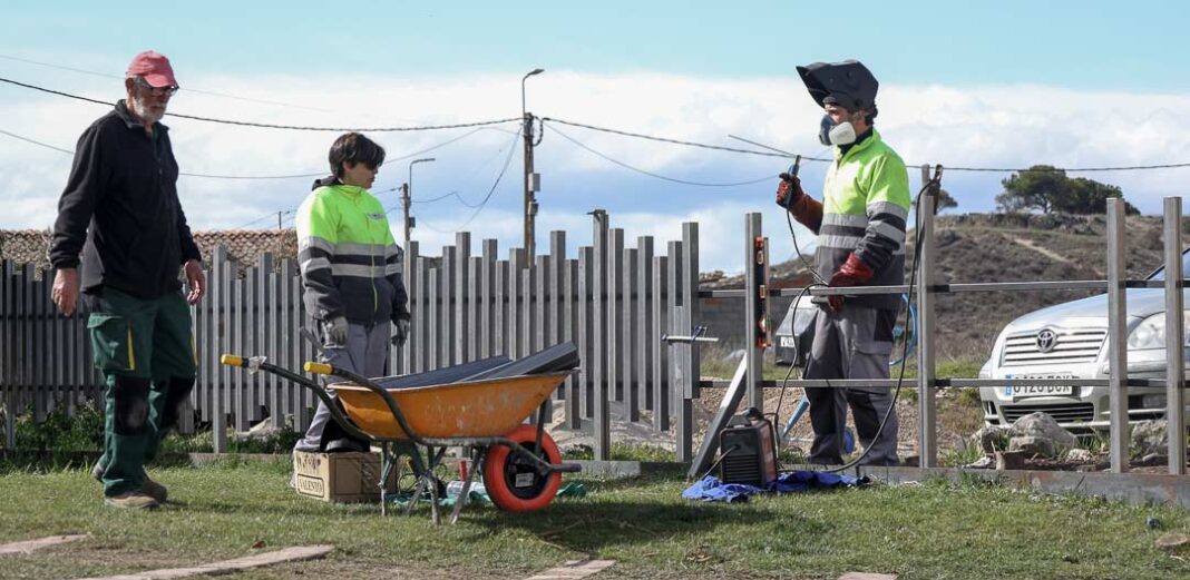Trabajos dentro del Programa Mixto de Formación y Empleo concedido al Ayuntamiento de Cuéllar para la tercera fase de adecuación del entorno de la iglesia de Santa María de La Cuesta. | Foto: Gabriel Gómez |
