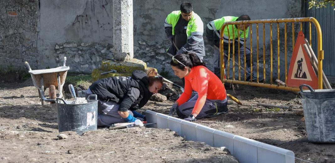 Trabajos dentro del Programa Mixto de Formación y Empleo concedido al Ayuntamiento de Cuéllar para la tercera fase de adecuación del entorno de la iglesia de Santa María de La Cuesta. | Foto: Gabriel Gómez |