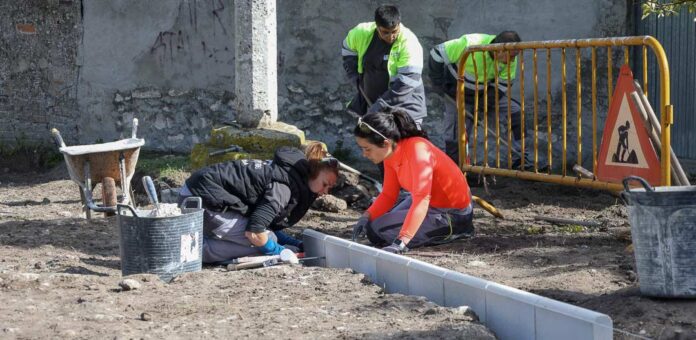 Trabajos dentro del Programa Mixto de Formación y Empleo concedido al Ayuntamiento de Cuéllar para la tercera fase de adecuación del entorno de la iglesia de Santa María de La Cuesta. | Foto: Gabriel Gómez |