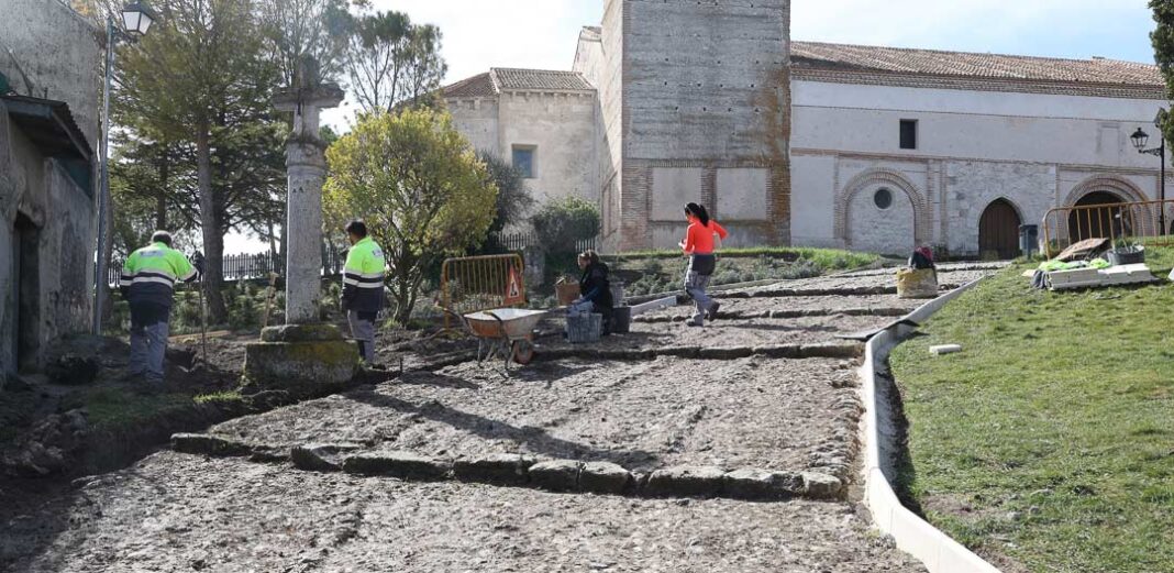 Trabajos dentro del Programa Mixto de Formación y Empleo concedido al Ayuntamiento de Cuéllar para la tercera fase de adecuación del entorno de la iglesia de Santa María de La Cuesta. | Foto: Gabriel Gómez |