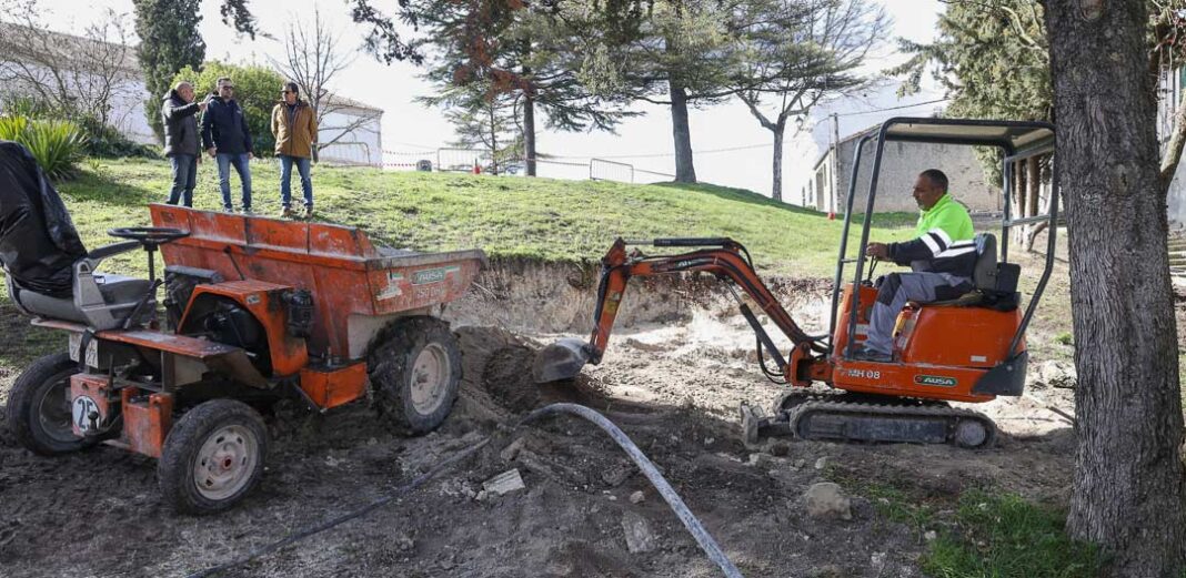 Trabajos dentro del Programa Mixto de Formación y Empleo concedido al Ayuntamiento de Cuéllar para la tercera fase de adecuación del entorno de la iglesia de Santa María de La Cuesta. | Foto: Gabriel Gómez |