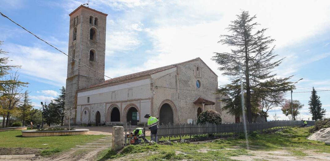 Trabajos dentro del Programa Mixto de Formación y Empleo concedido al Ayuntamiento de Cuéllar para la tercera fase de adecuación del entorno de la iglesia de Santa María de La Cuesta. | Foto: Gabriel Gómez |