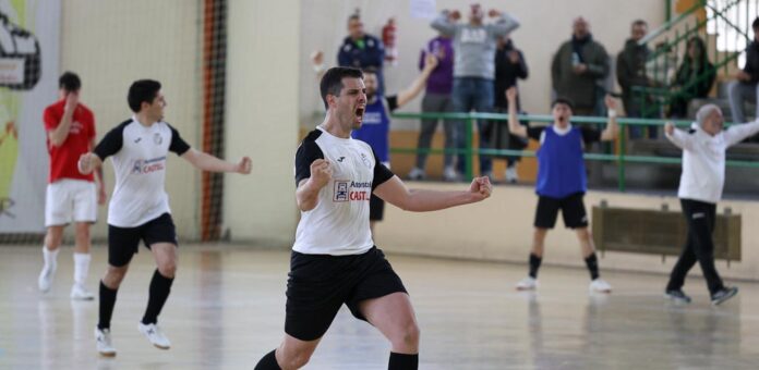 Partido de Tercera División de fútbol sala entre el Racing Cuéllar y el Tres Columnas disputado en Cuéllar. | Foto: Gabriel Gómez |