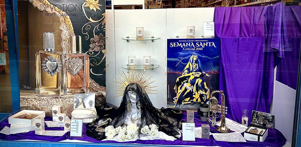 avenida-premios-escaparates-nazareno-semana-santa-2025-ES-PA_ Escaparate de la Perfumería Avenida participante en el concurso. | Foto: Marta Alonso |