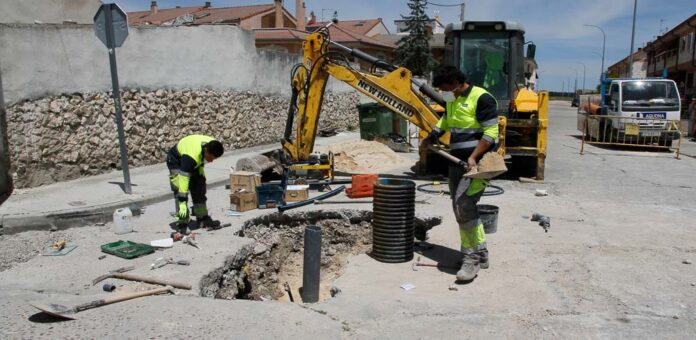 Empleados de Aquona reparan una avería en la red de abastecimiento de agua en Cuéllar. | Foto: Gabriel Gómez |