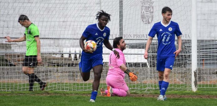 Partido entre el CD Cuéllar y el CF Vallelado. | Foto: Rubén de Miguel |