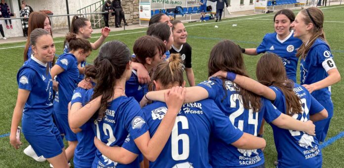 Partido entre el CD Cuéllar femenino y El Espinar, en el que las cuellaranas se proclaman campeonas de liga. | Foto: CD Cuéllar |