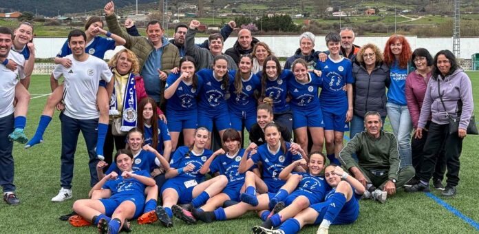 Jugadoras, técnicos y aficionados celebran la victoria ante El Espinar y el título de campeonas de la Liga Provincial Femenina. | Foto: CD Cuéllar |
