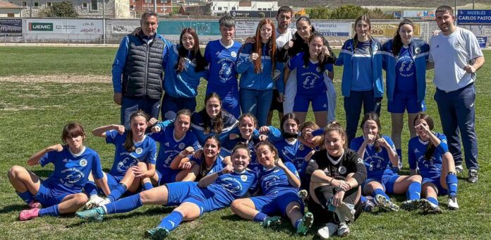 Equipo CD Cuéllar femenino tras su victoria frente al Carbonero. | Foto: Jesús Santana |