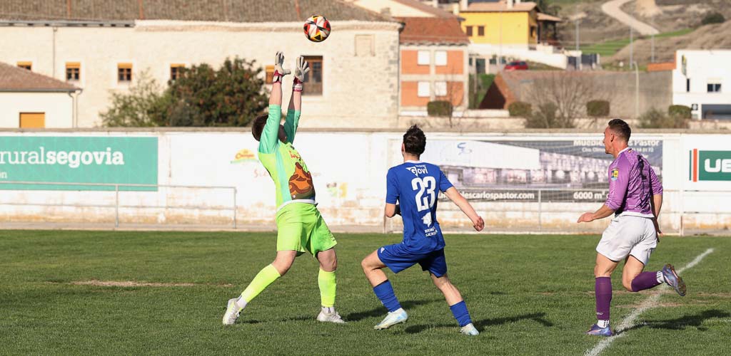 cd-cuellar-monteresma-2025-ES-GGG_8950 Partido entre el CD Cuéllar y el Monteresma. | Foto: Gabriel Gómez |