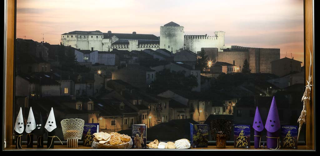 helio-premios-escaparates-nazareno-semana-santa-2025-ES-GGG_2233 Escaparate de Bollería Helio participante en el concurso. | Foto: Gabriel Gómez |