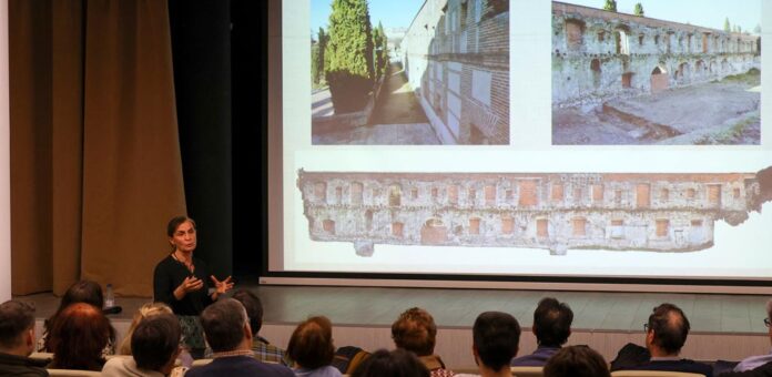 La arqueóloga Isabel Marqués explica lso trabajos arqueológicos realizados en el antiguo convento de San Francisco, en Cuéllar. | Foto: Gabriel Gómez |