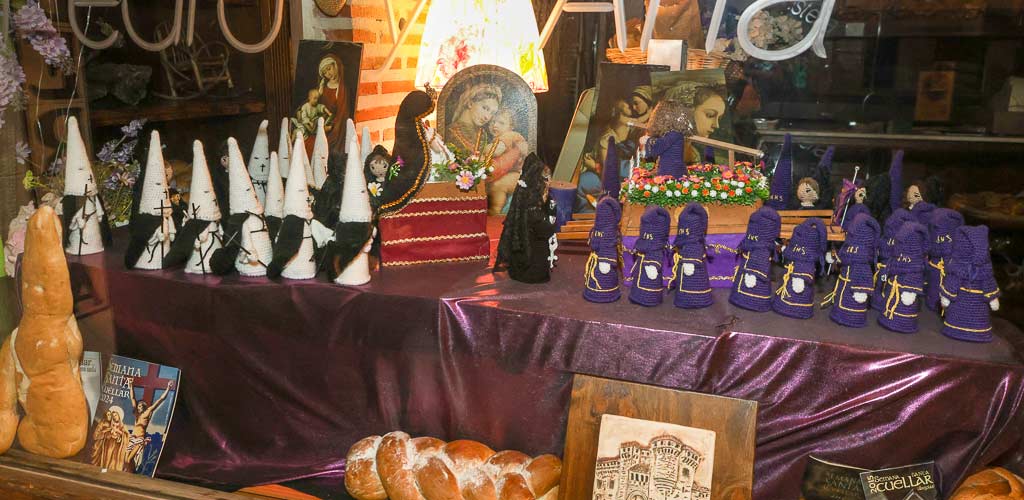 pedroyana-premios-escaparates-nazareno-semana-santa-2025-ES-PA_2241 Escaparate de la panadería Pedro y Ana participante en el concurso. | Foto: Gabriel Gómez |