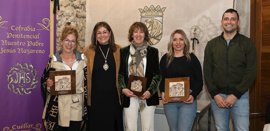 premios-escaparates-nazareno-semana-santa-2025-ES-GGG_2229 Las premiadas posan junto la hermana mayor y el secretario de la Cofradía de Nuestro Padre Jesús Nazareno. | Foto: Gabriel Gómez |