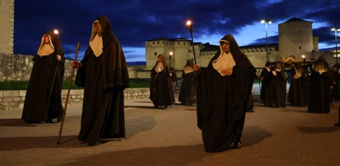 Procesión del Cristo de la Encina, en el Lunes Santo de la Semana Santa de Cuéllar. | Foto: Gabriel Gómez |