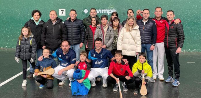 Pelotaris, miembros de Club Pelota Vallelado y aficionados desplazados hasta Pamplona celebran la permanencia en Primera tras los partidos de promoción. | Foto: Club Pelota Vallelado |