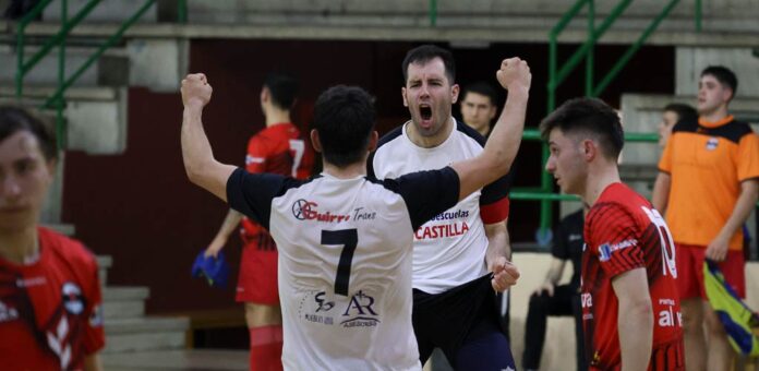 Partido entre el Racing Cuéllar y el Segosala disputado en el polideportivo Santa Clara. | Foto: Gabriel Gómez |