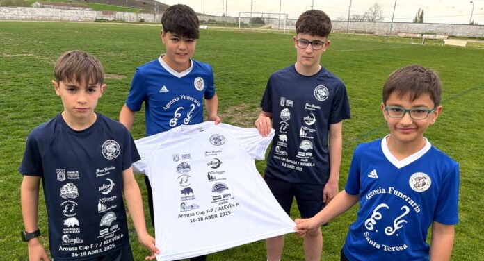 Jugadores de la cantera del CD Cuéllar posan antes de los torneos en lso que participará el club en 2025. | Foto: CD Cuéllar |