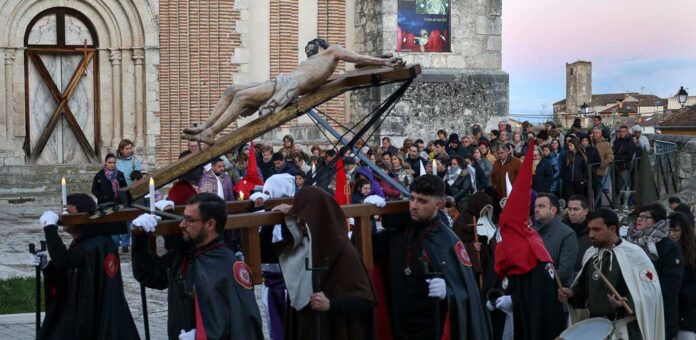 Viacrucis de Cuéllar en 2025. | Foto: Gabriel Gómez |