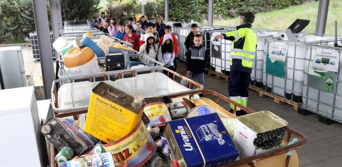 Escolares visitan las instalaciones del Punto Limpio de Cuéllar. | Foto: Gabriel Gómez |