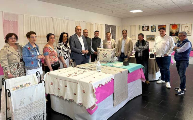 Zarzuela del Pinar, Carbonero El Mayor y Cabezuela abren las exposiciones de las Aulas de Manualidades de la Diputación