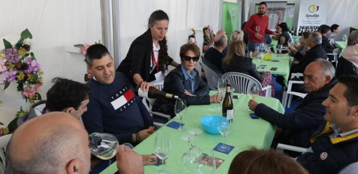Una de las catas desarrolladas en el espacio de degustaciones durante la Feria de Cuéllar. | Foto: Gabriel Gómez |