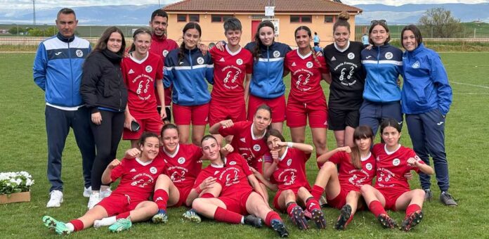 El CD Cuéllar femenino posa tras su triunfo en Carbonero. | Foto: CD Cuéllar |