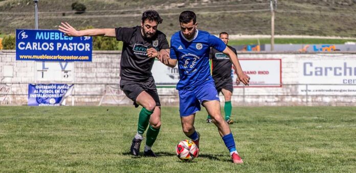 Un momento del partido entre el CD Cuéllar y el Sporting Nava. | Foto: Darío Cachorro |