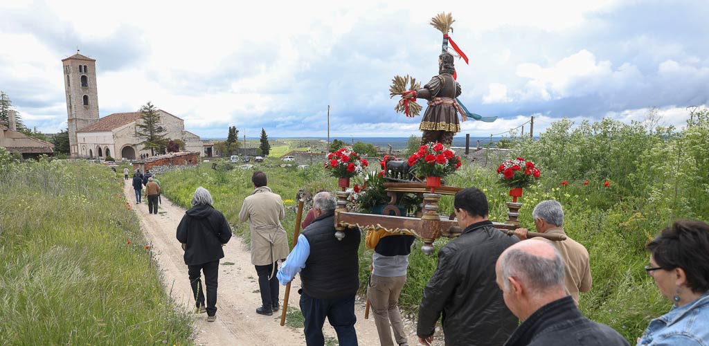 fiesta-san-isidro-cuellar-2025-ES-GGG_4210 La procesión de San Isidro regresa a la iglesia de La Cuesta. | Foto: Gabriel Gómez |
