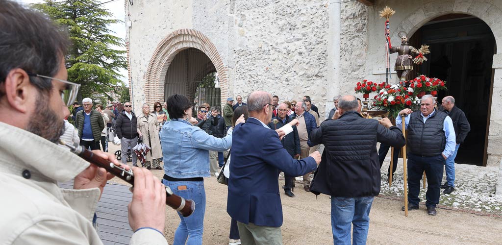 fiesta-san-isidro-cuellar-2025-ES-GGG_4260 Danzas a San Isidro en el postiguillo de la iglesia de La Cuesta. | Foto: Gabriel Gómez |