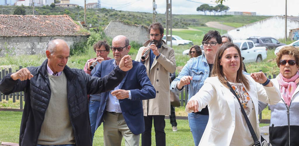 fiesta-san-isidro-cuellar-2025-ES-GGG_4289 Danzas a San Isidro en el postiguillo de la iglesia de La Cuesta. | Foto: Gabriel Gómez |