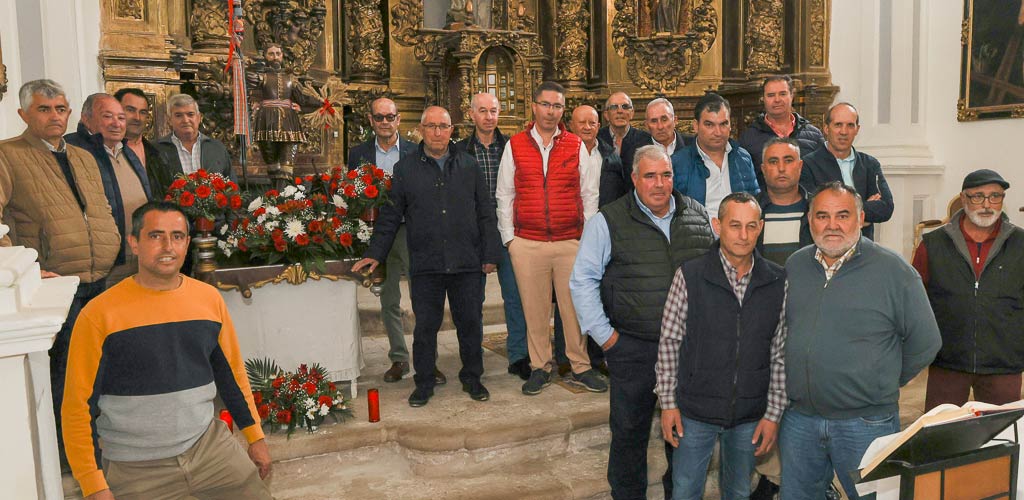 fiesta-san-isidro-cuellar-2025-ES-GGG_4298 Algunos de los hermanos de la Cofradía de San Isidro de Cuéllar posan con la imagen del santo en al iglesia de La Cuesta. | Foto: Gabriel Gómez |
