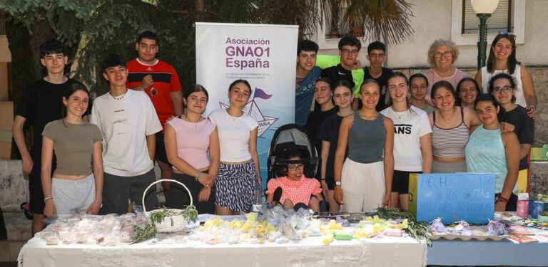 Los alumnos del IES Marqués de Lozoya recaudan en su mercadillo 1.500 euros para GNAO1 España