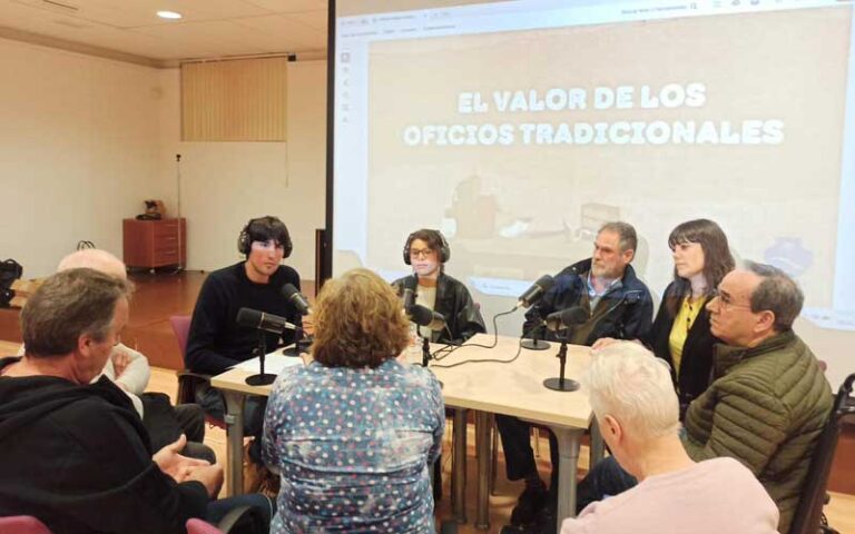 La Fundación Fabre graba en Cuéllar un episodio del podcast ‘La escuela de nuestros Mayores’