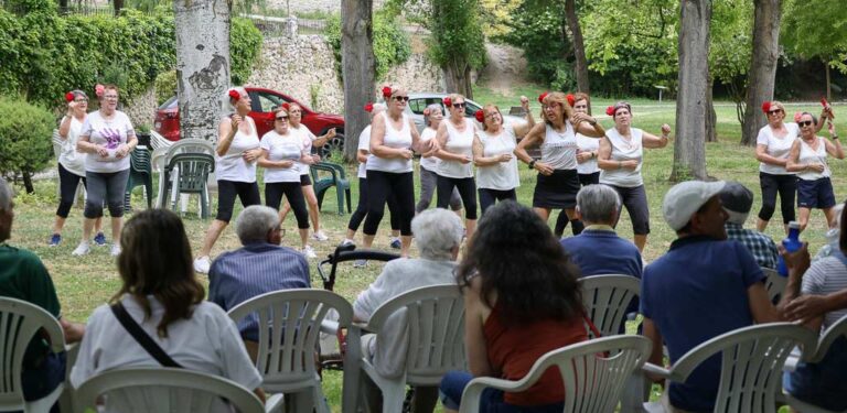 Baile, talleres y comida en el encuentro del Centro de Día de Personas Mayores en la Huerta del Duque