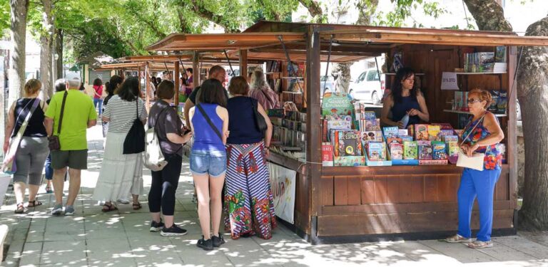 Los Paseos de San Francisco se convierten en escenario literario con la Feria del Libro