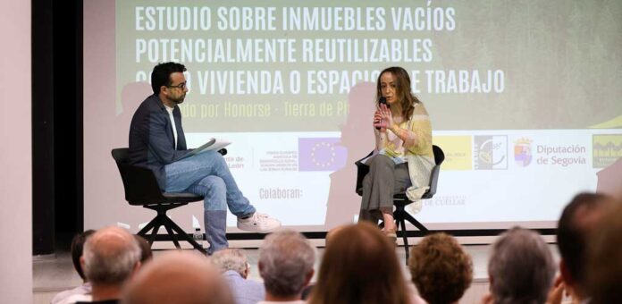 Intervención de ña gerente de Honor-Tierra de Pinares, Mayte Ferreiro. | Foto: Gabriel Gómez |