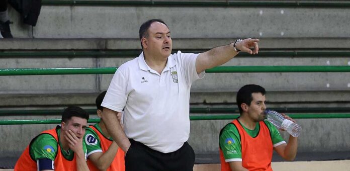 José Luis Plaza dirigiendo al equipo de Tercera División del FS Cuéllar Cojalba en la temporada 2024-25. | Foto: Gabriel Gómez |