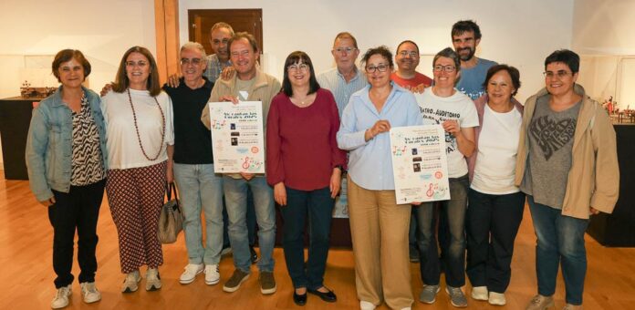 Integrantes de la Coral Cuellarana presentes en la presentación de las jornadas Así Cantan las Corales 2025 muestran el cartel. | Foto: Gabriel Gómez |